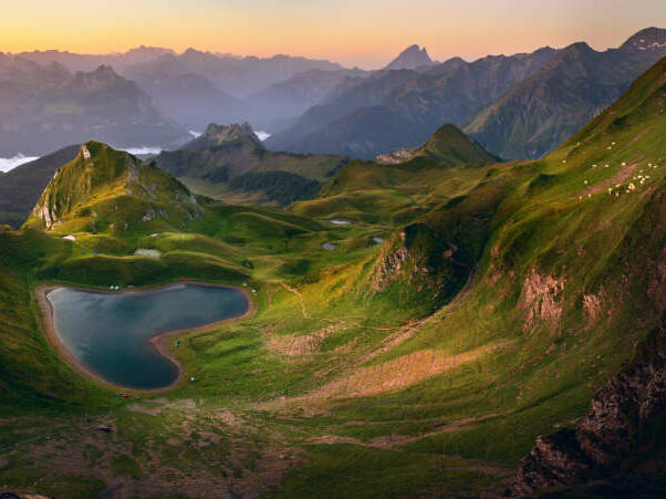 Berge mit See in Herzform | Naturbild | Energy Next Level | Silke Kargut | Stress- und Mentaltraining | Naturcoaching | Bodensee